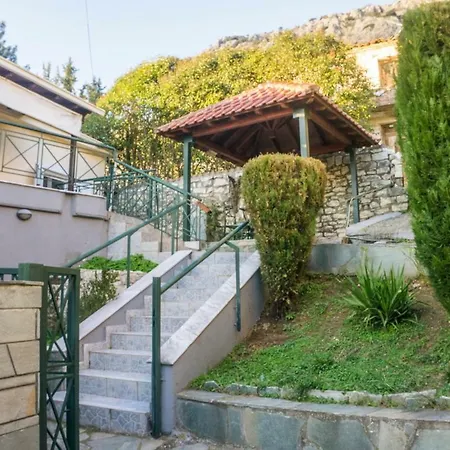 Cave's Cozy Villa *